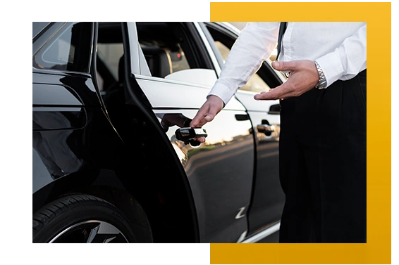 Conductor de coche de lujo ofreciendo un servicio profesional